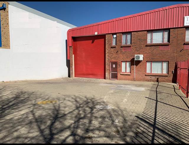 245M² WAREHOUSE TO LET IN LASER PARK