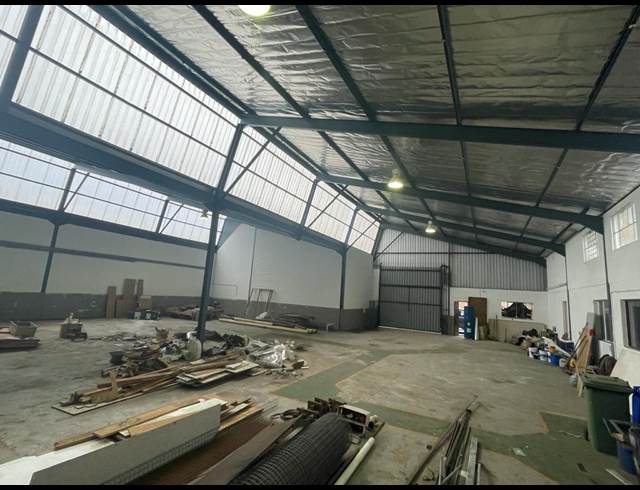 1,137M² WAREHOUSE TO LET IN TRIANGLE FARM