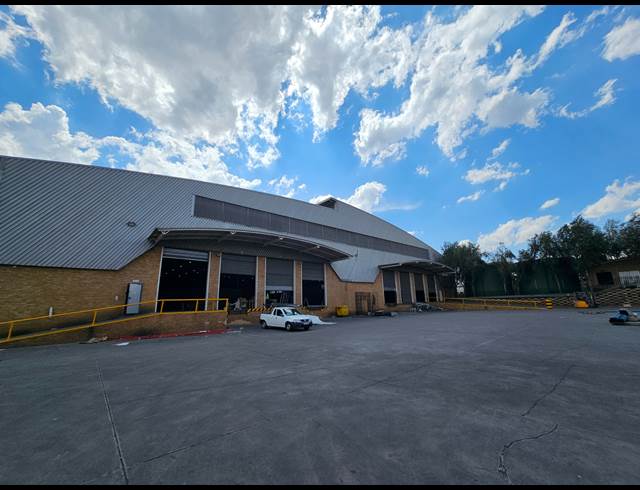 7,671M² WAREHOUSE RENTED IN LONGMEADOW