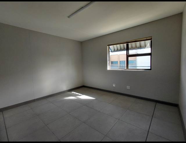 640M² WAREHOUSE TO LET IN POMONA