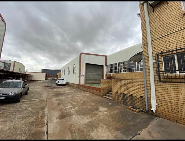 1,250M² WAREHOUSE TO LET IN APEX