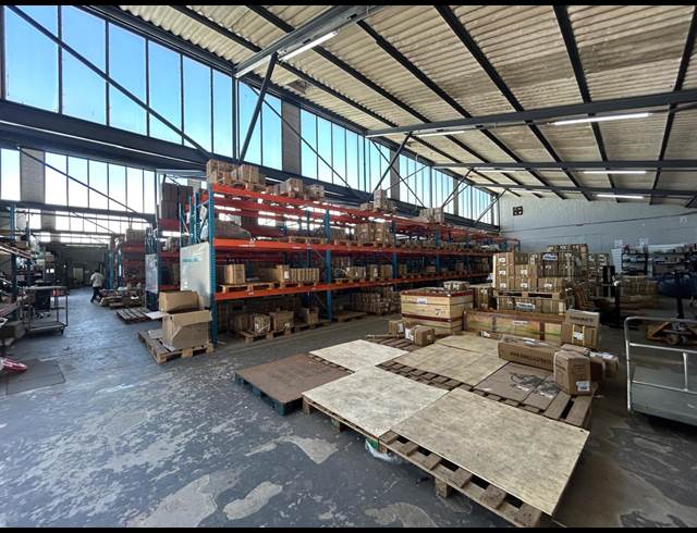 1,216M² WAREHOUSE TO LET IN CLAREMONT