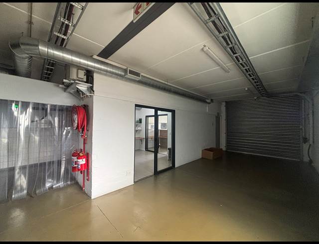 300M² WAREHOUSE TO LET IN FIRGROVE
