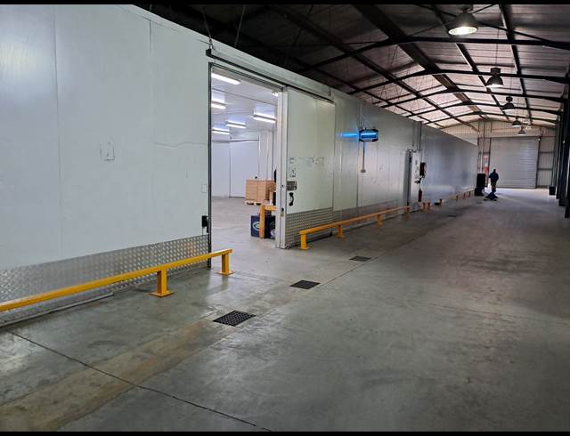 1,040M² FACTORY TO LET IN POMONA