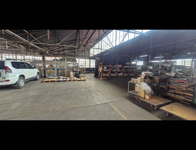 1,800M² WAREHOUSE TO LET IN VILLAGE MAIN