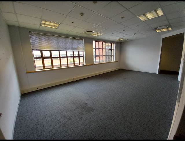 113M² OFFICE TO LET IN BRYANSTON