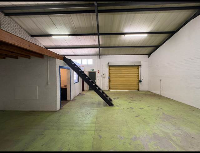81M² WAREHOUSE TO LET IN STRAND CENTRAL