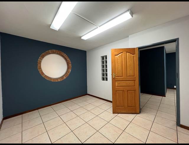 100.51M² OFFICE TO LET IN HIGHVELD