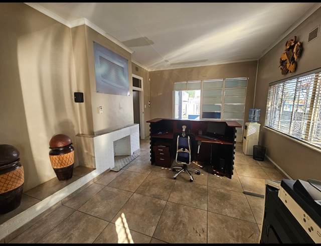M² OFFICE TO LET IN CAPITAL PARK