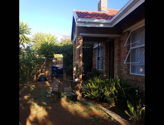 2 bed property to rent in LANGENHOVEN PARK