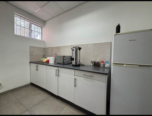 1,834M² BUILDING TO LET IN LA LUCIA RIDGE