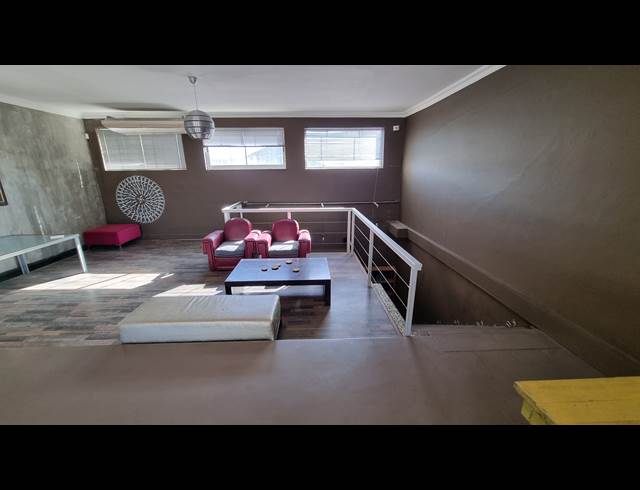 75M² BUSINESS TO LET IN WOODSTOCK