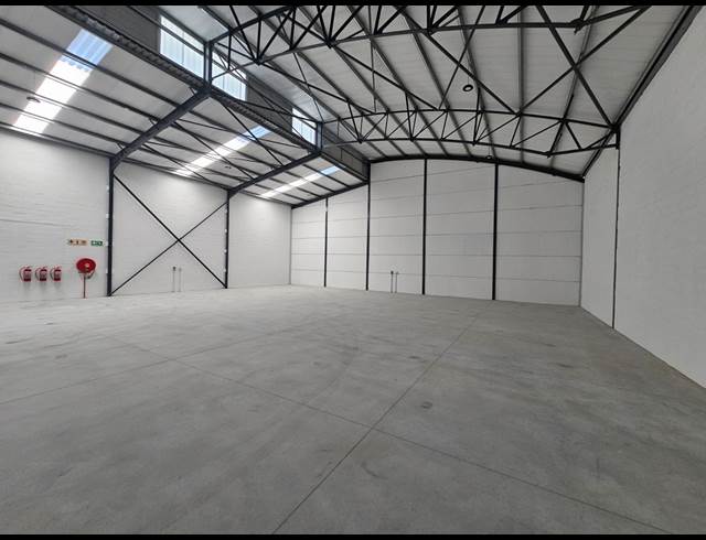 768M² WAREHOUSE TO LET IN FIRGROVE INDUSTRIAL ESTATE