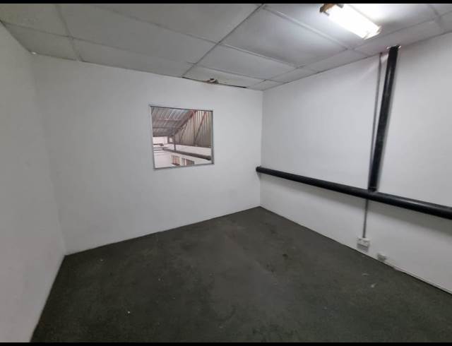 172M² WAREHOUSE TO LET IN STEELEDALE