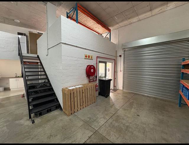 199M² WAREHOUSE TO LET IN FIRGROVE