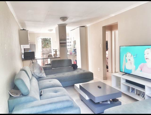 2 BEDROOM SECTIONAL TITLE RENTED IN WELTEVREDEN PARK