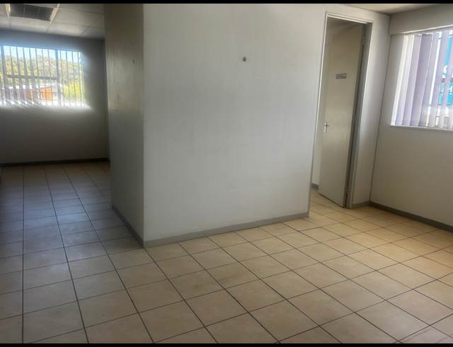 18M² SERVICED OFFICE TO LET IN SAVOY ESTATE