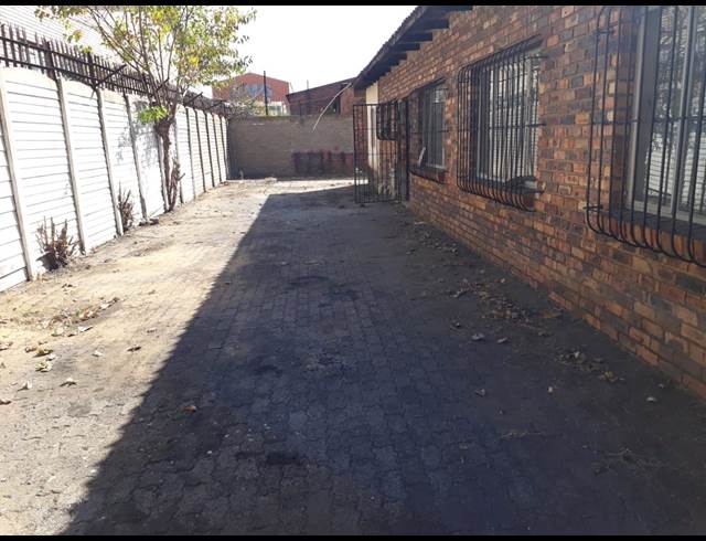 300M² WAREHOUSE TO LET IN DUNCANVILLE