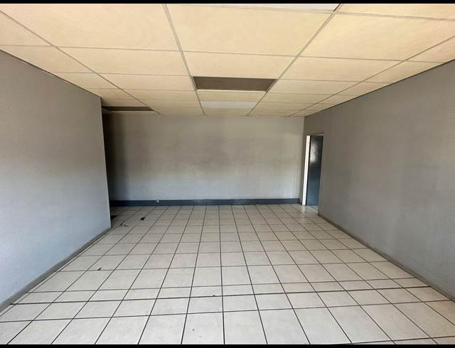 1,200M² WAREHOUSE TO LET IN CROWN