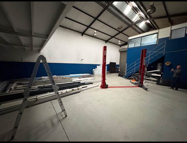 290M² WAREHOUSE TO LET IN STRAND CENTRAL