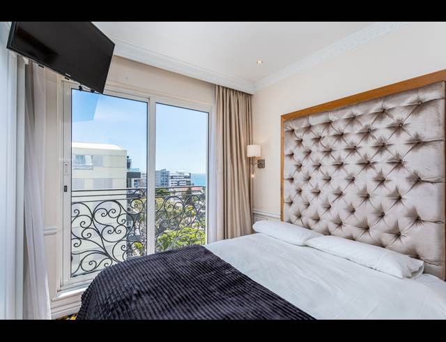 2 BEDROOM APARTMENT TO LET IN SEA POINT