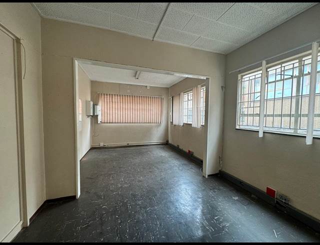 280M² WAREHOUSE TO LET IN INDUSTRIA NORTH