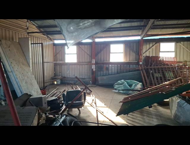 150M² BUILDING TO LET IN VULCANIA