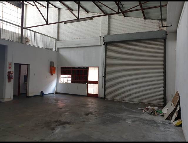 164M² WAREHOUSE RENTED IN STEELEDALE