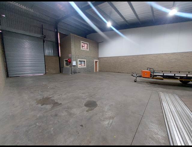 320M² FACTORY TO LET IN APEX