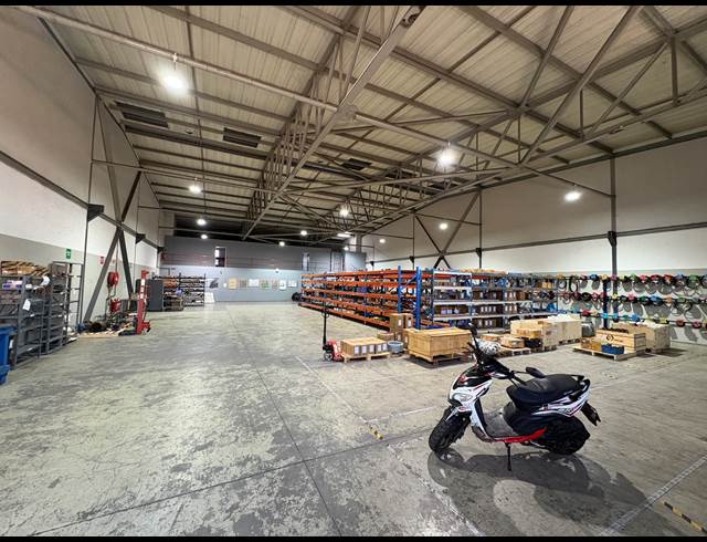 735M² WAREHOUSE TO LET IN JET PARK