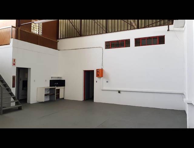 172M² WAREHOUSE TO LET IN STEELEDALE