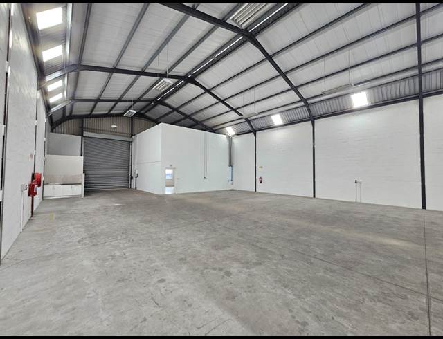 615M² WAREHOUSE TO LET IN FIRGROVE INDUSTRIAL ESTATE
