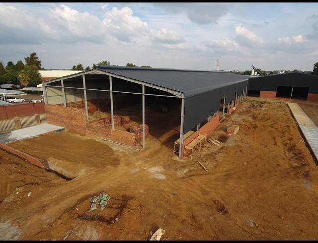 5,200M² WAREHOUSE TO LET IN POMONA