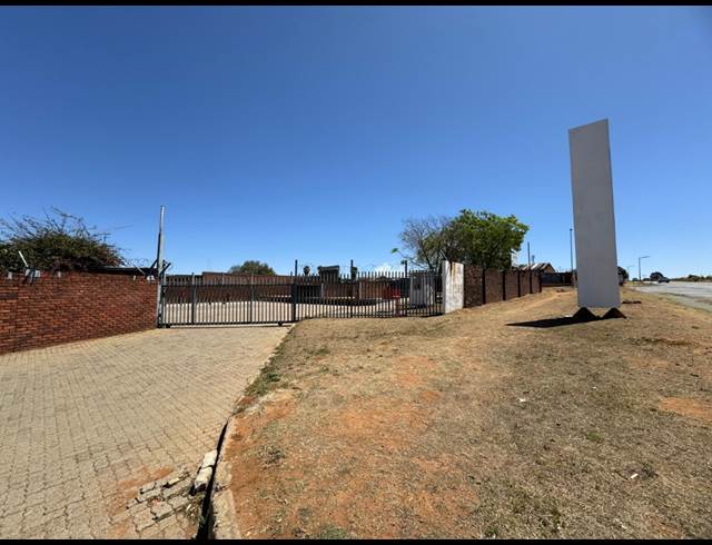 2,000M² INDUSTRIAL YARD TO LET IN CHAMDOR