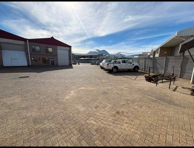 217M² WAREHOUSE TO LET IN GANTS PLAZA
