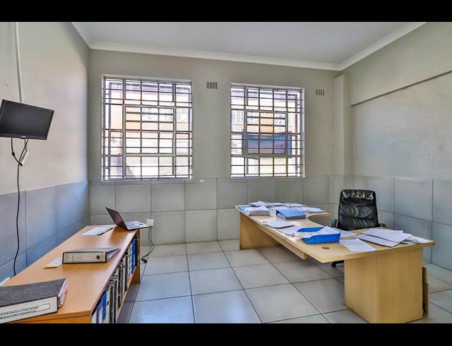 600M² BUILDING TO LET IN BOOYSENS