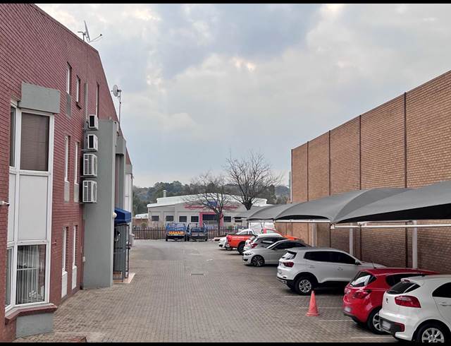 2,720M² WAREHOUSE TO LET IN FOUNDERS VIEW