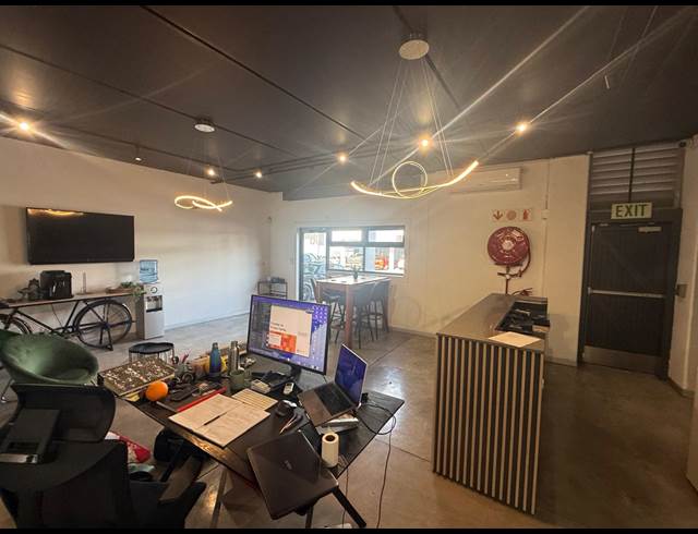 300M² OFFICE TO LET IN STIKLAND INDUSTRIAL