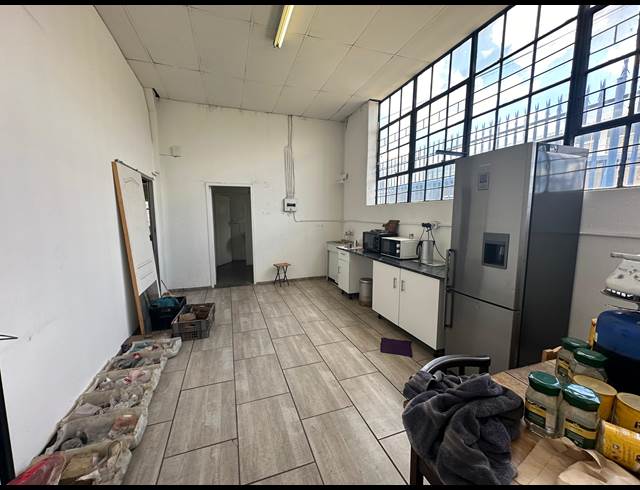 400M² WAREHOUSE TO LET IN MANUFACTA