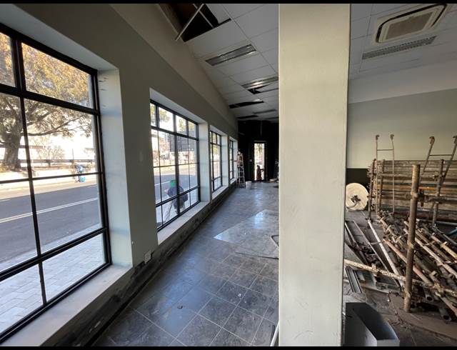 170M² SHOWROOM TO LET IN GARDENS