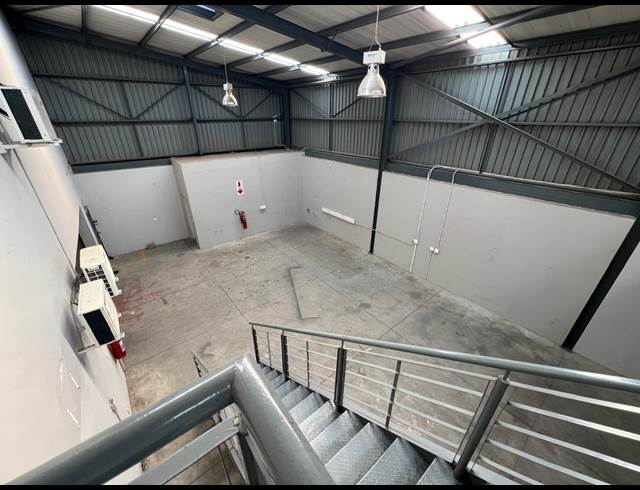 450M² WAREHOUSE TO LET IN NORTH RIDING