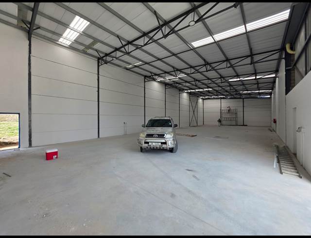 636M² WAREHOUSE TO LET IN FIRGROVE INDUSTRIAL ESTATE