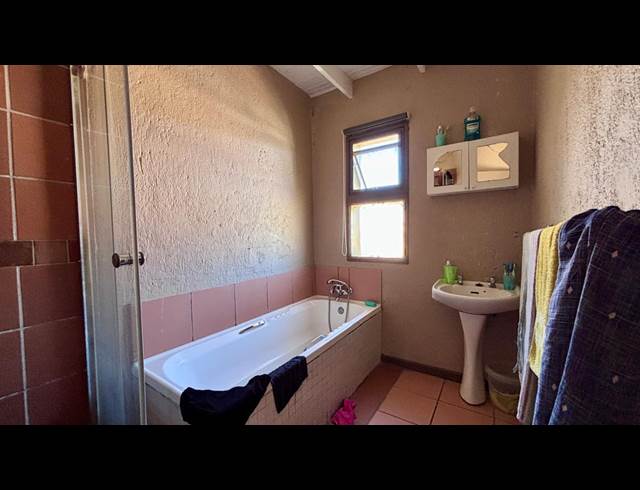 3 BEDROOM APARTMENT TO LET IN WEST ACRES