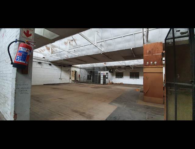 2,300M² WAREHOUSE TO LET IN CITY & SUBURBAN