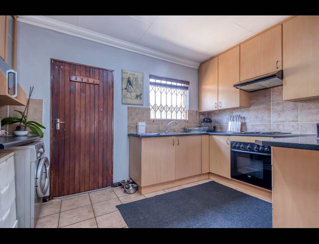 3 BEDROOM TOWNHOUSE RENTED IN HONEYDEW RIDGE