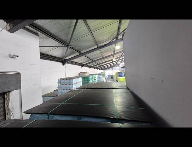 2,330M² WAREHOUSE TO LET IN RETREAT
