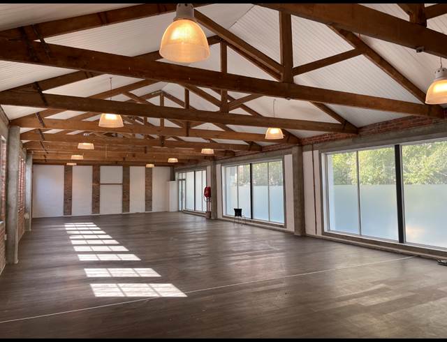 930M² SHOWROOM TO LET IN GARDENS