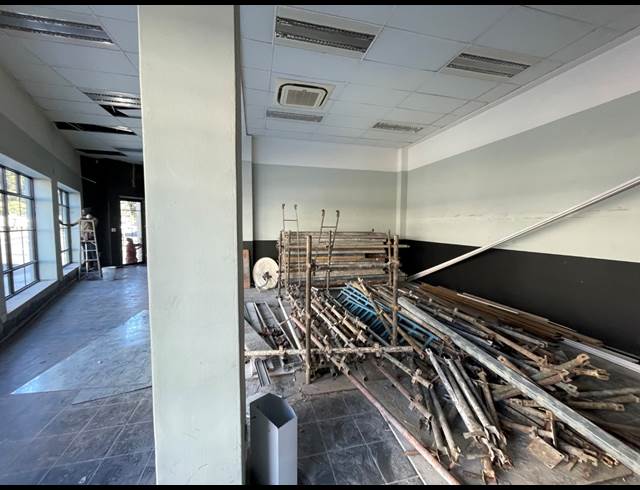 170M² SHOWROOM TO LET IN GARDENS