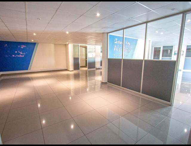 1,000M² SHOWROOM TO LET IN BRYANSTON