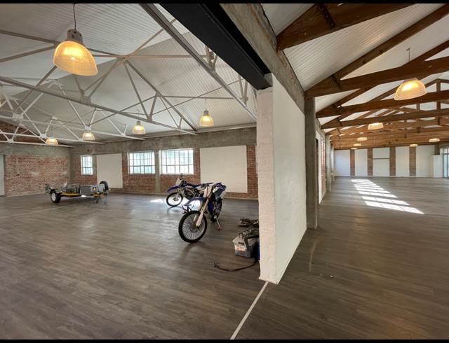 930M² SHOWROOM TO LET IN GARDENS